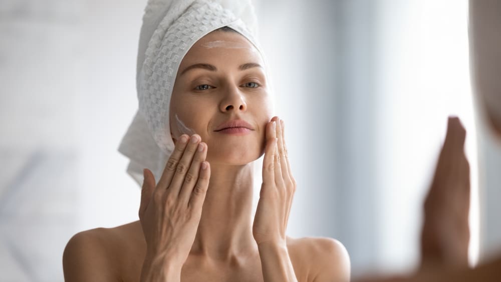 femme applique creme retinol visage