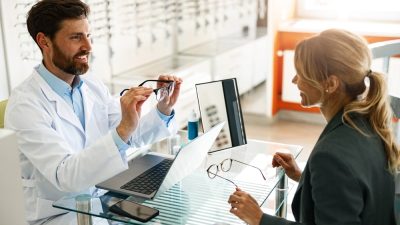 opticien fait essayer lunettes