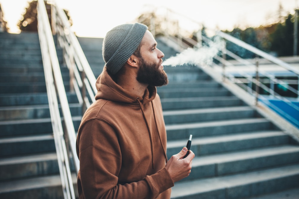 homme vapote cigarette electronique