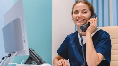 secrétaire médicale au téléphone