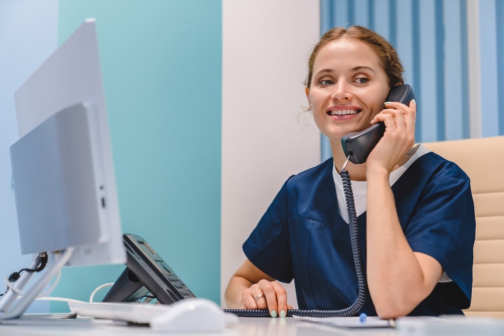 secrétaire médicale au téléphone