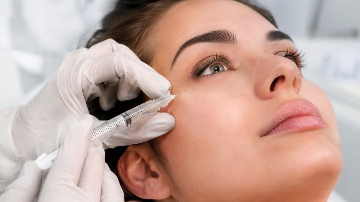injection d'acide hyaluronique du visage sur une femme